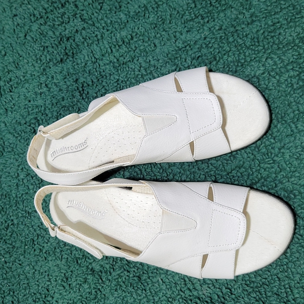 (3084)Mushrooms Women's. White sandles, Size 9,